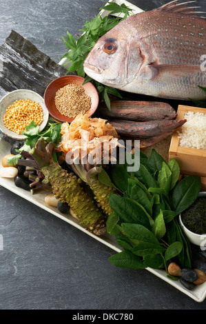 Platte mit Lebensmitteln, einschließlich frischem Fisch und Gemüse Stockfoto