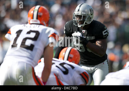 16. Oktober 2011 - Oakland, Kalifornien, US - Raiders Linebacker Rolando McClain (55) ruft eine defensive Änderung während der NFL-Spiel zwischen den Cleveland Browns und die Oakland Raiders O.co Coliseum in Oakland, Kalifornien.  Die Raiders hielt einen 24-17 Sieg. (Kredit-Bild: © Matt Cohen/Southcreek/ZUMAPRESS.com) Stockfoto