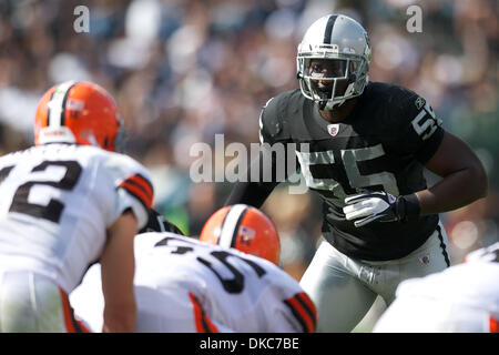 16. Oktober 2011 - Oakland, Kalifornien, USA - Raiders Linebacker Rolando McClain (55) erwartet ein Kinderspiel während der NFL-Spiel zwischen den Cleveland Browns und die Oakland Raiders O.co Coliseum in Oakland, Kalifornien.  Die Raiders hielt einen 24-17 Sieg. (Kredit-Bild: © Matt Cohen/Southcreek/ZUMAPRESS.com) Stockfoto