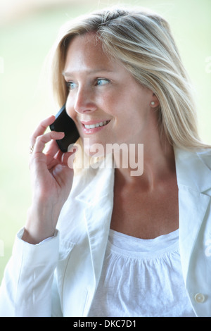 Reife Frau auf Anruf Stockfoto