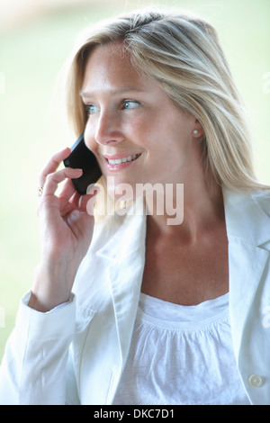 Reife Frau auf Anruf Stockfoto