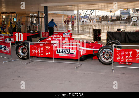 16. Oktober 2011 - Las Vegas, Nevada, USA - The #10 Ziel Honda warten auf Inspektion in den Gruben bei der IZOD IndyCar Weltmeisterschaft auf dem Las Vegas Motor Speedway in Las Vegas, Nevada. (Kredit-Bild: © Matt Gdowski/Southcreek/ZUMAPRESS.com) Stockfoto