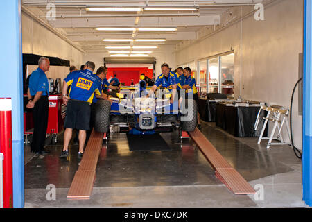 16. Oktober 2011 - rollt Las Vegas, Nevada, USA - The #22 Dad es Root Beer Honda durch Inspektionen bei der IZOD IndyCar Weltmeisterschaft auf dem Las Vegas Motor Speedway in Las Vegas, Nevada. (Kredit-Bild: © Matt Gdowski/Southcreek/ZUMAPRESS.com) Stockfoto