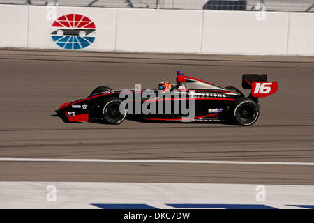 16. Oktober 2011 - Las Vegas, Nevada, USA - David Ostella, Fahrer der #16 globale Precast Dallara, macht seine erste Runde des Tages während der spannenden Rennen im Firestone Indy Lights Serie Las Vegas 100 auf dem Las Vegas Motor Speedway in Las Vegas, Nevada. (Kredit-Bild: © Matt Gdowski/Southcreek/ZUMAPRESS.com) Stockfoto