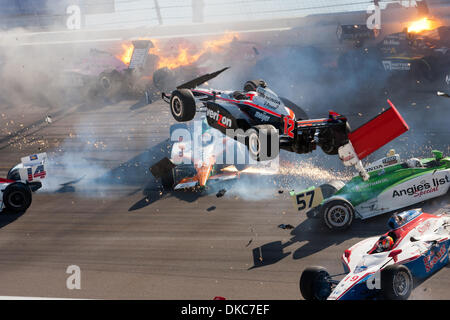 16. Oktober 2011 - Las Vegas, Nevada, USA - Willenskraft, Fahrer der #12 Verizon Honda startete in die Luft durch einen Sturz in Runde 13, die insgesamt 13 Rennwagen und das Leben von Dan Wheldon, Fahrer des #77 gesammelt Bowers & Wilkins Honda, während IndyCar racing-Action bei der IZOD IndyCar Weltmeisterschaft auf dem Las Vegas Motor Speedway in Las Vegas , Nevada. (Kredit Bild Stockfoto