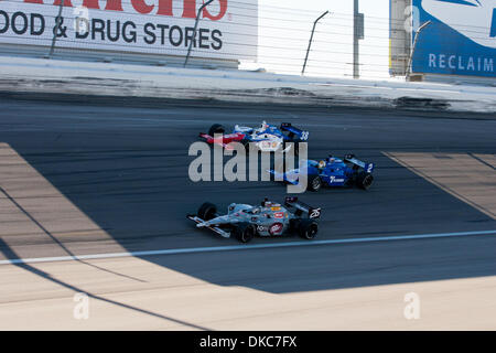 16. Oktober 2011 - Las Vegas, Nevada, USA - bei der Nachricht vom Tod des Dan Wheldon, durchgeführt der Rest der Treiber eine fünf Runde Ehre, Wheldon, das Rennen bei der IZOD IndyCar Weltmeisterschaft auf dem Las Vegas Motor Speedway in Las Vegas, Nevada zu schließen.  Kein Sieger des Rennens wurde angekündigt und Dario Franchitti hieß der IZOD IndyCar-Weltmeister 2011. (Kredit-Bild: © Matt Gdowski/Southcr Stockfoto