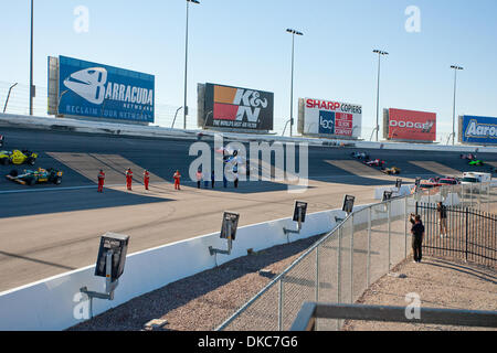 16. Oktober 2011 - Las Vegas, Nevada, USA - bei der Nachricht vom Tod des Dan Wheldon, durchgeführt der Rest der Treiber eine fünf Runde Ehre, Wheldon, das Rennen bei der IZOD IndyCar Weltmeisterschaft auf dem Las Vegas Motor Speedway in Las Vegas, Nevada zu schließen.  Kein Sieger des Rennens wurde angekündigt und Dario Franchitti hieß der IZOD IndyCar-Weltmeister 2011. (Kredit-Bild: © Matt Gdowski/Southcr Stockfoto