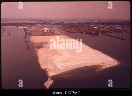 BEISPIEL DER DEPONIE IN BAYONNE, NEW JERSEY, NEW YORK BAY IN DER METROPOLREGION. DEPONIERUNG UND VERBRENNUNG SIND... 555814 Stockfoto