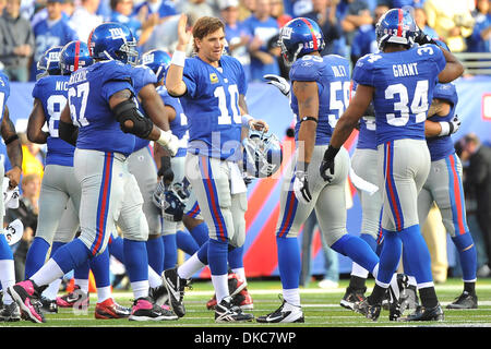 16. Oktober 2011 - East Rutherford, New Jersey, USA - New York Giants quarterback Eli Manning (10) mit Teamkollegen am Ende des Spiels bei Met Life-Stadion in East Rutherford New Jersey New York Niederlagen Buffalo 27 bis 24 zur Halbzeit gefeiert (Credit-Bild: © Brooks Von Arx/Southcreek/ZUMAPRESS.com) Stockfoto