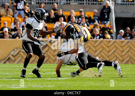 16. Oktober 2011 - PENNSYLVANNIA, Pittsburgh, USA - Jacksonville Jaguars defensive zurück Drew Coleman (30) als Jacksonville Jaguars defensive zurück-Uhren, Chris Prosinski (42) aus Pittsburgh Steelers Wide Receiver Hines Ward (86) nach einem 19-Yard-Empfang im dritten Quartal dauert, wie die Pittsburgh Steelers auf den Jacksonville Jaguars in Heinz Field in Pittsburgh, PA... Steelers-de Stockfoto