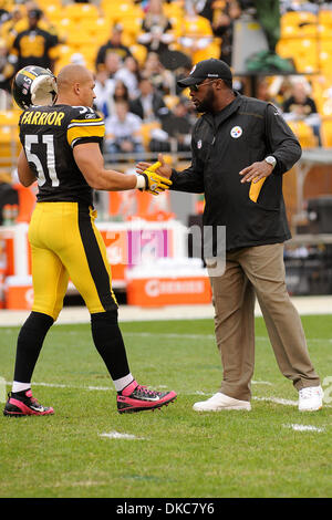 16. Oktober 2011 - Pittsburgh, PENNSYLVANNIA, US - Pittsburgh Steelers innen Linebacker James Farrior (51) und Pittsburgh Steelers Cheftrainer Mike Tomlin auf dem Feld vor dem Start des Spiels als die Pittsburgh Steelers die Jacksonville Jaguars in Heinz Field in Pittsburgh, PA übernehmen... Steelers besiegen Jaguare 17-13. (Kredit-Bild: © Dean Beattie/Southcreek/ZUMAPRESS.com) Stockfoto