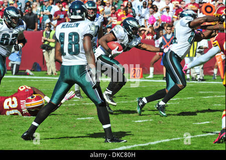 16. Oktober 2011 - Landover, Maryland, Vereinigte Staaten von Amerika - NFL Spiel Action bei FedEx Field, Philadelphia Eagles Runningback LeSean McCoy (25) nach dem Block, als er Yards, Endergebnis gewinnt;  Redskins 13 Adler 20 (Kredit-Bild: © Roland Pintilie/Southcreek/ZUMAPRESS.com) Stockfoto