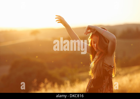 Teenager tanzen im Feld in der Dämmerung Stockfoto