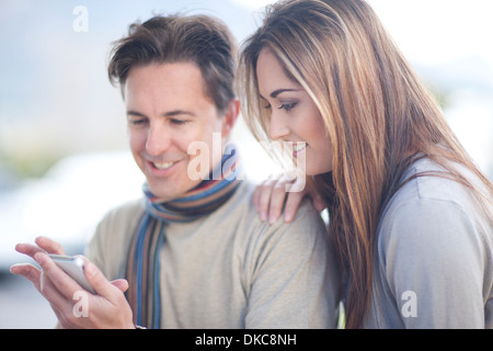 Paar auf der Suche auf smartphone Stockfoto