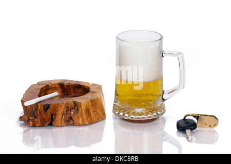 Bier, Aschenbecher mit Zigarette und Schlüssel auf einem weißen Hintergrund Stockfoto