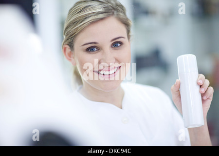 Verkäuferin zeigt Schmink Stockfoto