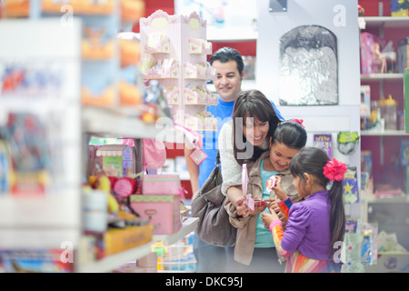 Familie mit zwei Töchtern in Spielzeug-Shop einkaufen Stockfoto