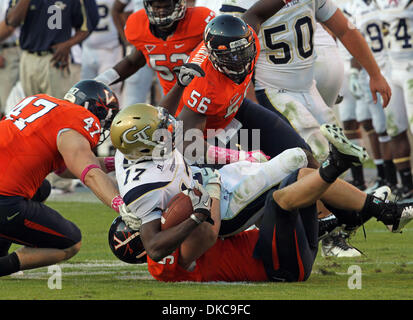 15. Oktober 2011 - befasst sich Charlottesville, Virginia, USA - NCAA Football 2011 - Virginia Cavaliers defensive End CAM JOHNSON (56) mit Georgia Tech Runningback ORWIN SMITH (17) während die ACC-Fußball-Spiel im Scott-Stadium. Virginia gewann 24-21. (Kredit-Bild: © Andrew Shurtleff/ZUMAPRESS.com) Stockfoto