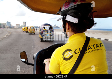 Kubanische Coco Taxi taxis vor der Malecon, Havanna, Kuba, Karibik Stockfoto