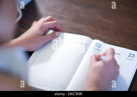 Nahaufnahme des weiblichen Schreibens im Tagebuch Stockfoto