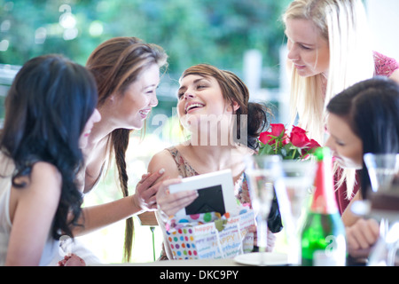 Junge Frau und Freunde mit Bilderrahmen Stockfoto