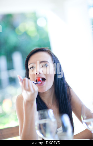 Porträt der jungen Frau Essen Stockfoto