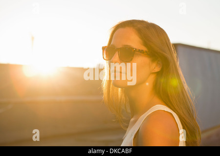 Porträt der jungen Frau mit Sonnenbrille Stockfoto