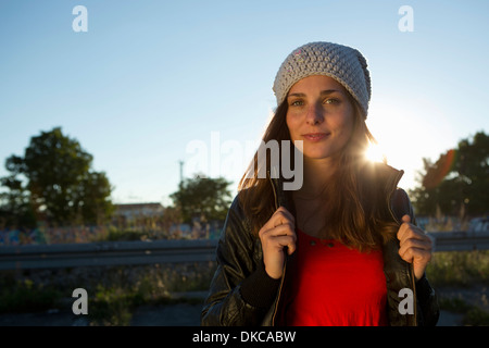 Porträt der jungen Frau in Lederjacke und Mütze Stockfoto