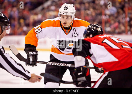 18. Oktober 2011 - Ottawa, Ottawa, Kanada - Philadelphia vorwärts, Danny Briere(48), während der Aktion zwischen den Senatoren und Flyer in Ottawa, Ontario, Kanada. (Kredit-Bild: © Leon Switzer/Southcreek/ZUMAPRESS.com) Stockfoto