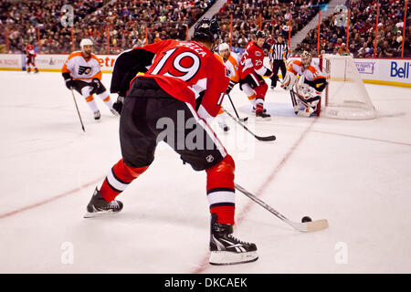 18. Oktober 2011 - Ottawa, weiterleiten Ottawa, Canada - Ottawa, Jason Spezza(19), während der Aktion zwischen den Senatoren und Flyer in Ottawa, Ontario, Kanada. (Kredit-Bild: © Leon Switzer/Southcreek/ZUMAPRESS.com) Stockfoto