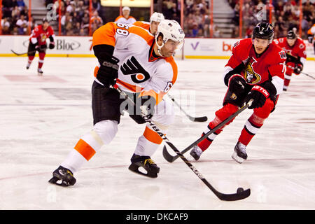 18. Oktober 2011 - Ottawa, Ottawa, Kanada - Philadelphia vorwärts, Jaromir Jagr(68) während der Aktion zwischen den Senatoren und Flyer in Ottawa, Ontario, Kanada. (Kredit-Bild: © Leon Switzer/Southcreek/ZUMAPRESS.com) Stockfoto