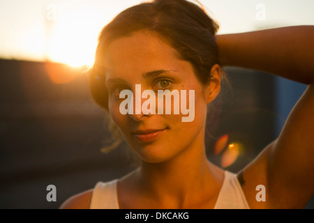 Porträt der jungen Frau hält ihr Haar zurück Stockfoto