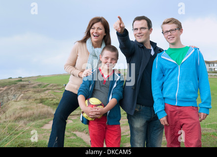 Porträt der Familie auf Sanddünen Stockfoto