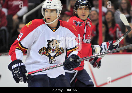 18. Oktober 2011 - Washington Dc, District Of Columbia, Vereinigte Staaten von Amerika - Verizon Center NHL Spiel Action. Florida Panthers rechten Flügel Scottie Erstrunden-(19) Bewachung Washington Capitals linken Flügel Alex Ovechkin (8) endgültige Ergebnis; 3 Hauptstädte Panthers 0 (Kredit-Bild: © Roland Pintilie/Southcreek/ZUMAPRESS.com) Stockfoto