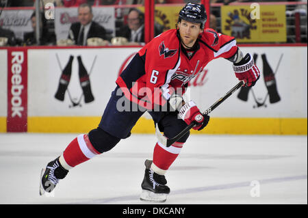 18. Oktober 2011 - Washington Dc, District Of Columbia, Vereinigte Staaten von Amerika - Verizon Center NHL Spiel Action. Washington Capitals Verteidiger Dennis Wideman (6) endgültige Ergebnis; 3 Hauptstädte Panthers 0 (Kredit-Bild: © Roland Pintilie/Southcreek/ZUMAPRESS.com) Stockfoto