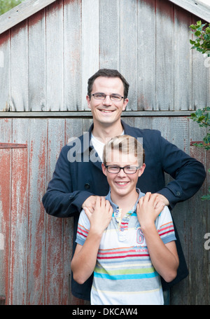 Porträt von Vater und Sohn im Teenageralter im Garten Stockfoto