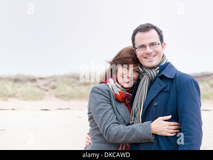 Porträt des Paares am Strand Stockfoto