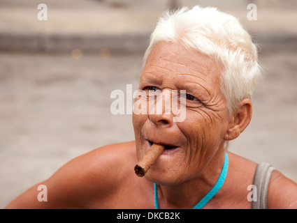 Kuba Frau rauchen Zigarre - alte Frau das Rauchen einer Zigarre, in der Nähe von Kopf und Schultern, Havanna, Kuba Karibik Lateinamerika Stockfoto