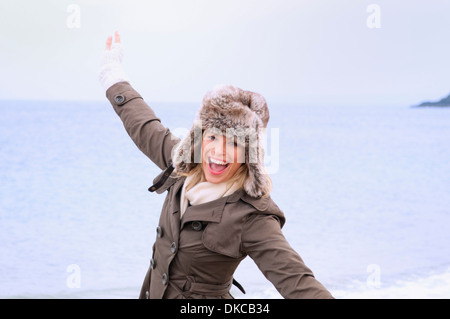 Mitte Erwachsene Frau, die Spaß am Strand, Thurlestone, Devon, UK Stockfoto