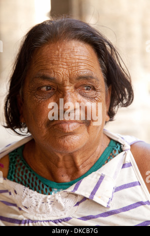 Eine kubanische Seniorin Alter im Alter von 60 s, Kopf und Schultern Porträt, Havanna, Kuba-Karibik Stockfoto