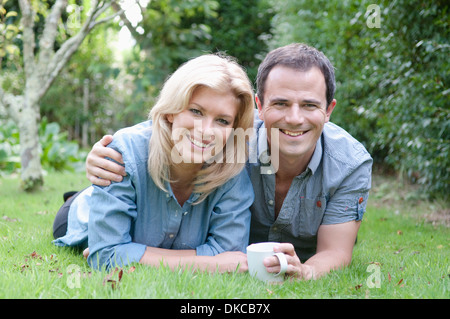 Mitte erwachsenes paar entspannend im Garten Stockfoto