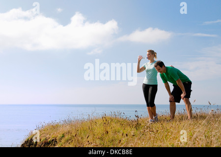 Mitte erwachsenes paar ruht aus Übung, Thurlestone, Devon, UK Stockfoto