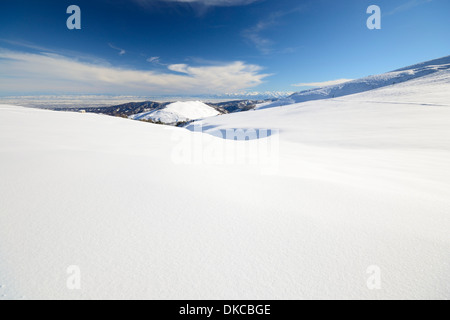 Candid abseits der Piste Skipiste dicken Pulverschnee und malerischen alpinen Hintergrund gedeckt. Zirkular-Polfilter-Effekt in den Himmel. Loca Stockfoto