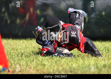 20. Oktober 2011 - Polk City, Florida, US - A-Team-VcK Spieler taucht in einem Bunker während die PSP World Cup statt Fantasy of Flight in Polk City, FL. (Credit-Bild: © Luke Johnson/Southcreek/ZUMApress.com) Stockfoto