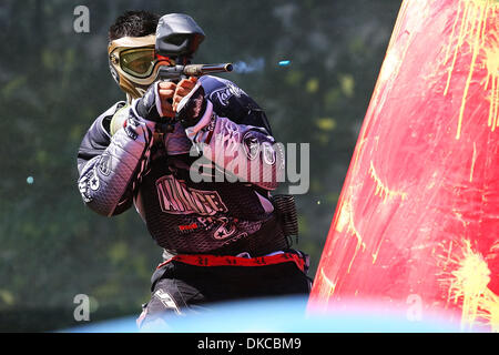 20. Oktober 2011 - feuert Polk City, Florida, USA - ein Geiz Spieler seine Paintball-Markierer während die PSP World Cup im Fantasy of Flight in Polk City statt. (Kredit-Bild: © Lukas Johnson/Southcreek/ZUMApress.com) Stockfoto