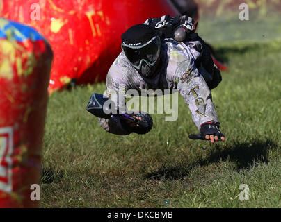 20. Oktober 2011 - Polk City, Florida, US - A Tampa Bay Vengance Spieler taucht ein in die Schlange während die PSP World Cup statt Fantasy of Flight in Polk City, FL. (Credit-Bild: © Luke Johnson/Southcreek/ZUMApress.com) Stockfoto