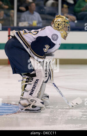 21. Oktober 2011 - South Bend, Indiana, USA - Notre Dame Torhüter Mike Johnson (#32) im ersten Zeitraum Aktion des NCAA-Eishockey-Spiel zwischen Notre Dame und Rensselaer Polytechnic Institute (RPI).  Die Notre Dame Fighting Irish besiegt Rensselaer Polytechnic Institute (RPI) Ingenieure 5-2 im Spiel in der Compton Familie Ice Arena in South Bend, Indiana. (Kredit-Bild: © John Mersits/Southcr Stockfoto