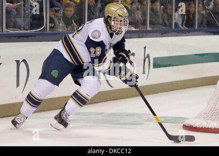 21. Oktober 2011 - skates Südschlaufe, Indiana, USA - Notre Dame Verteidiger Stephen Johns (#28) mit dem Puck im ersten Zeitraum Aktion NCAA Hockey-Spiel zwischen Notre Dame und Rensselaer Polytechnic Institute (RPI).  Die Notre Dame Fighting Irish besiegt Rensselaer Polytechnic Institute (RPI) Ingenieure 5-2 im Spiel in der Compton Familie Ice Arena in South Bend, Indiana. (Bild Kredit: Stockfoto