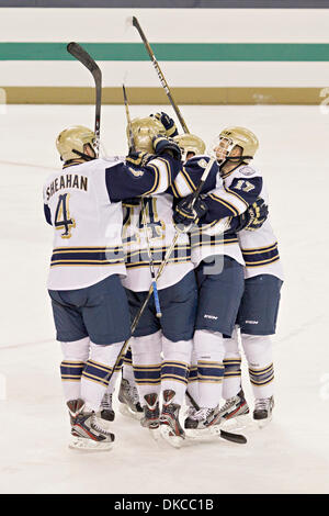 21. Oktober 2011 - South Bend, Indiana, USA - Notre-Dame-Spieler feiern Ziel im zweiten Zeitraum Aktion des NCAA-Eishockey-Spiel zwischen Notre Dame und Rensselaer Polytechnic Institute (RPI).  Die Notre Dame Fighting Irish besiegt Rensselaer Polytechnic Institute (RPI) Ingenieure 5-2 im Spiel in der Compton Familie Ice Arena in South Bend, Indiana. (Kredit-Bild: © John Mersits/Southcreek/ZU Stockfoto