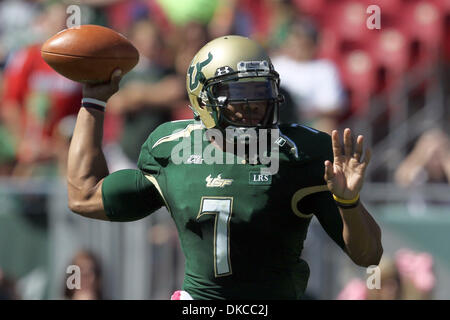 22. Oktober 2011 - Tampa, Florida, USA - NCAA Football-Spiel zwischen der gegen der South Florida Bulls und die Cincinnati Bearcats in Tampa, FL. (Credit-Bild: © Don Montague/Southcreek/ZUMAPRESS.com) Stockfoto